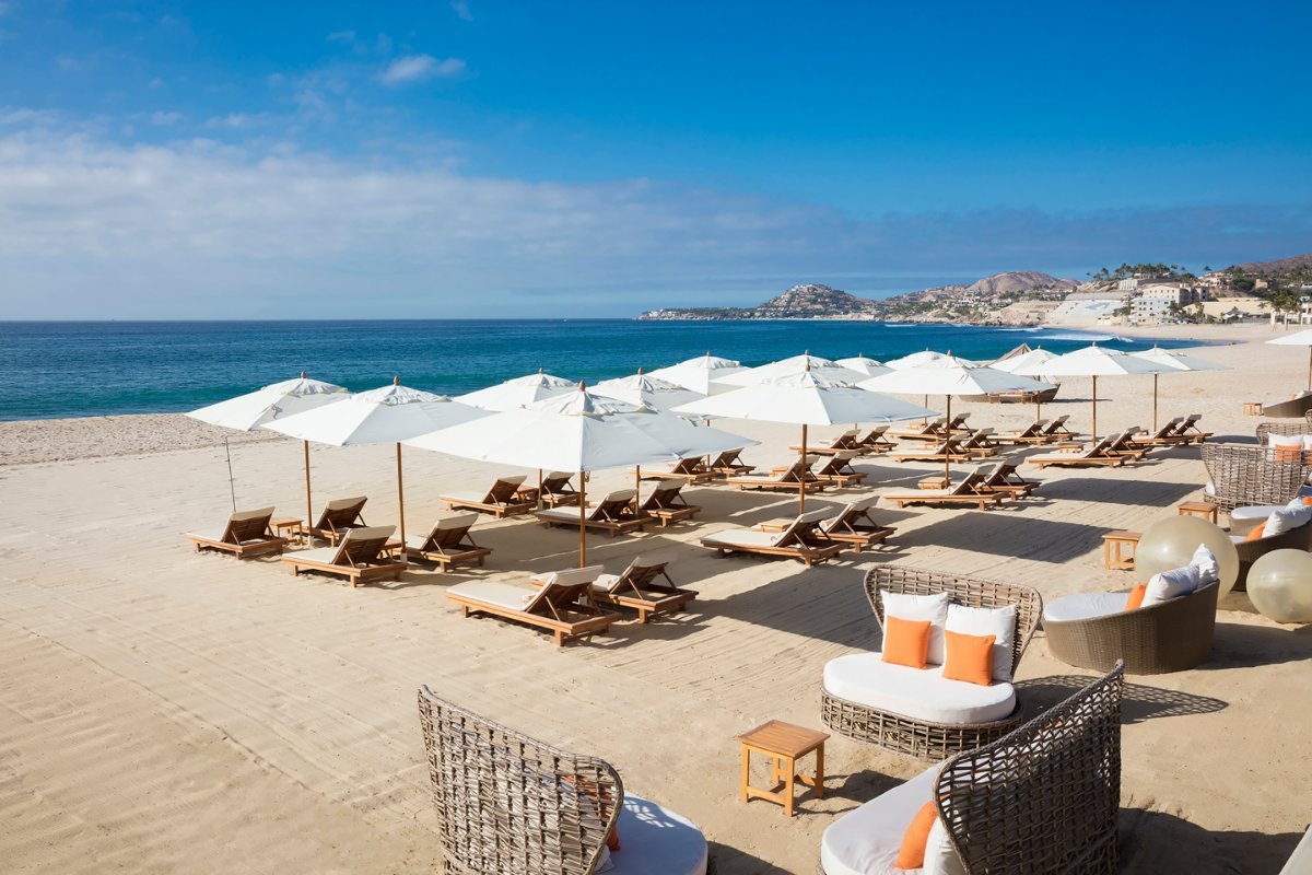 Playa del hotel con camastros