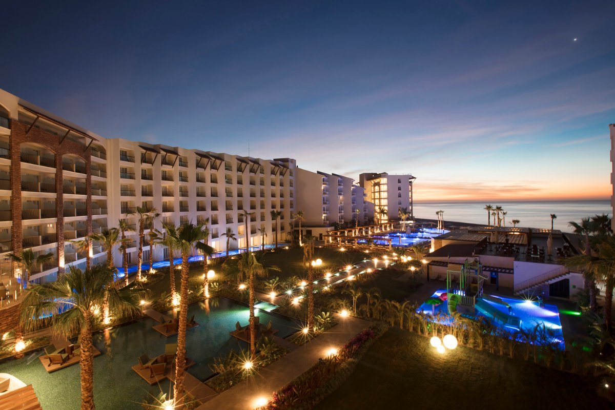 Vista nocturna del hotel